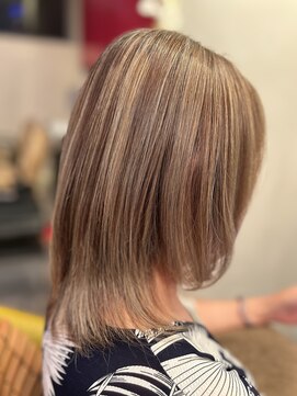 アンブロシア(ambrosia) [ambrosia加藤裕久]髪質改善ストレート&ハイライトグレイカラー