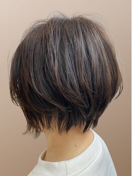 クシュル (CUSHUR)の写真/ただ白髪カバーするだけじゃない！色持ち・艶感・手触り・透明感のあるカラーで大人女性を演出。