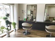 ヘアースペースバリエーションプラスワン(HairSpace Variation plus 1)の雰囲気（ゆったりフロアに6面のセット面）