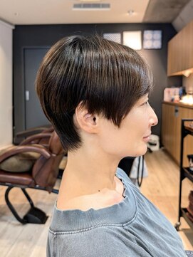 マノハル(MANOHARU) 大人の上品さ漂う美シルエットショート