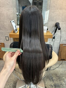 イシン(ISIN) 艶々ロングスタイル