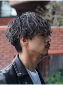 波巻きパーマ×ハイライトでストリート感溢れる男らしいヘアに◎