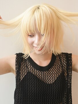 ディッセンバー 神宮前(December) ブロンドヘア/顔まわりレイヤー/ミディアム