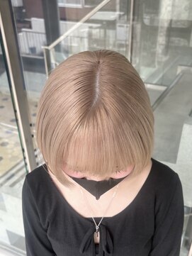 ヲタク(wotaku.) ホワイトミルクティーベージュダブルカラーケアブリーチミニボブ