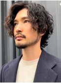 大人の波巻きスパイラルパーマミディアムロングメンズカットヘア