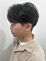 ヒュイル バイ ニアウ(Hwyl by Niau) メンズセンターパートパーマニュアンスパーマフェザーショート