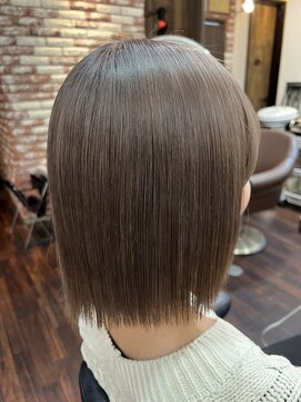 グランアージュ 池袋東口店(grandage) 柔らかな透明感が引き立つヘーゼルグレージュの艶ストレートボブ