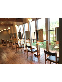 日の光が差し込み、緑が見えるゆったりとした贅沢空間♪"一生通えるサロン"として大人女性に人気のKANCA☆