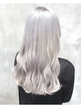 イル(ill) ホワイトブリーチ　ホワイティアッシュ　ロング　大須