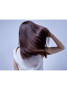 髪質に合わせた豊富な薬剤で理想の憧れストレートが叶う。全工程1人のスタイリストがマンツーマンで担当◎