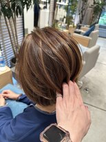 大人かわいいハイライトベージュ丸みショートボブ