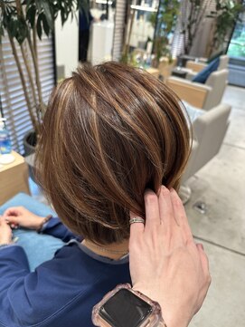 ステア ケース(stair case) 大人かわいいハイライトベージュ丸みショートボブ