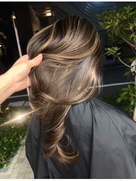 ヌエン 渋谷(NU/EN) ハイライト/バタフライカット/グレーブラウン/バレイヤージュ