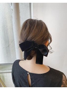 シンプルシニョンアレンジ　リボンアレンジ