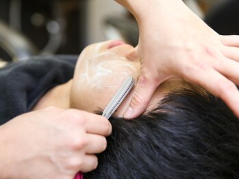 バーニーズ バーバークラブ(BARNEYS BARBER CLUB)の写真/ひげや眉毛のお手入れ次第で変わる！ライフスタイルや希望に合わせより格好よく爽やかな印象に◎