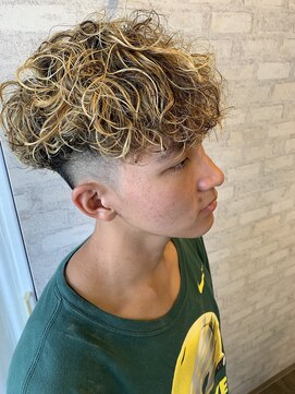 ヘアグレース レフア(hair grace Lehua) ハイライト多めツーブロパーマ