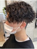 ツイストスパイラルパーマセンターパートツーブロックフェード