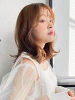 ミディアムくびれヘア斜めバング小顔カットメルティカラー前髪