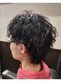 ラヴィ ニュー スタンダードバーバー 浜松町(LAVIE NEW STANDARD BARBER) ウルフスタイルにパーマを当てています