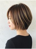 ハイライトが可愛い丸みショートボブ