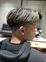 メッツ 原宿(METS)&nbsp;MEN'S/センターパート×ハイライト×テーパーフェード/短髪
