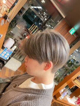 フロー(Flow) センターパート×シルバーカラー【岩本大樹】