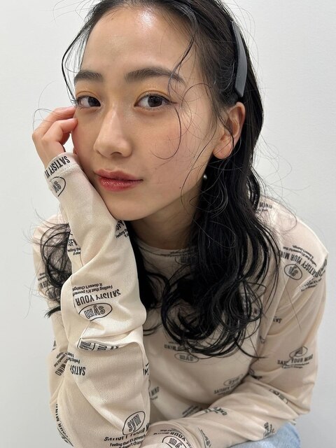 抜け感　ヘアアレンジ　うる艶　グレージュ　ゆるふわウェーブ