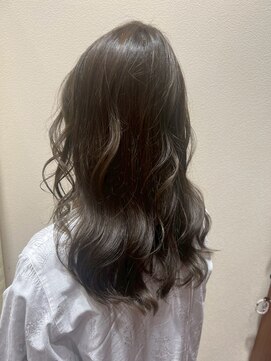 アクセ 透明感大人可愛いオリーブグレージュ艶カラーロングレイヤー