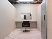 ウィークエンドバイディベスト 新横浜(W/E by Dbest)の雰囲気（回りが全く気にならない完全個室空間で落ち着いて施術ができます）