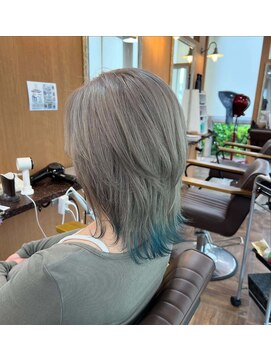ラッシュヘアエン(Rush hair en) グレージュ×裾カラー水色