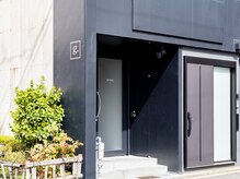 グラム 京都河原町(gram.)の雰囲気（外観は、黒い二階建てビルです。gのロゴが目印になっています。）