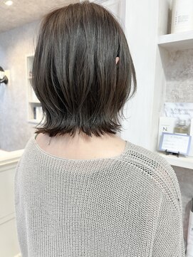 キャアリー(Caary) 福山市美容室Caary外ハネミディアムツヤ透明感グレージュカラー
