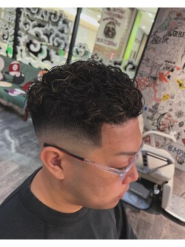 サンアンドマーリィズバーバー 駅前店(SON&MARLEY'S BAR BER) 金メッシュ　極道パーマ