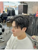 コワファースト長崎シャンプーボーイ 2nd(COIFF1RST 長崎 SHAMPOO BOY)&nbsp;長崎シャドウパーマを生かしたセンターパート