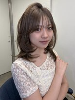 シア(sia) 動きのある、ふんわりミディアムレイヤー!