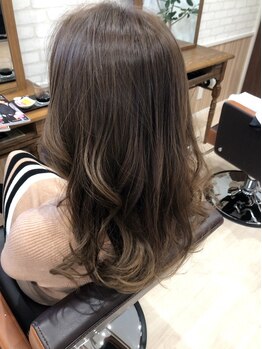 ヘアガーデンジプソ(hair garden Gypso)の写真/ダメージを最大限に抑えたナチュラルな上質カラー。質感にこだわり、ツヤのある仕上がりで"上品さ"をプラス