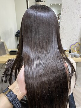 エル(EL by green) 《tomi》髪質改善ストレート