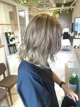 マッシュ グランバーズ 布施(MASHU GRANDVASE) ハイライトカラーで透明感オリーブグレージュ