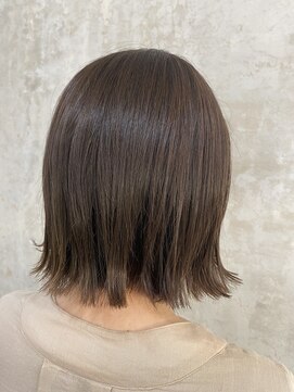 イル(iru) 王道外ハネヘアと柔らかベージュカラー