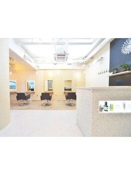 【西宮北口駅】からすぐの少人数サロン♪女性スタッフ多数で過ごしやすいサロンを目指しています◎