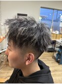 ツイストピンパーマにホワイトメッシュのストリートスタイル