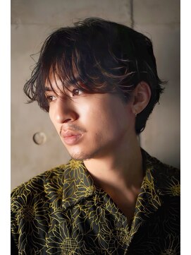 大人の波巻きスパイラルパーマミディアムロングメンズカットヘア