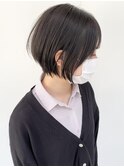 大人かわいい黒髪耳かけ丸みショートボブ前髪ありサイドバング