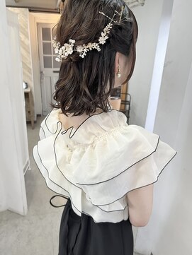 ラビリンス(Labyrinth) 切りっぱなしボブの華やかなハーフアップアレンジ