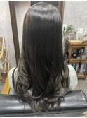 顔周りレイヤー暗髪ロングスタイル