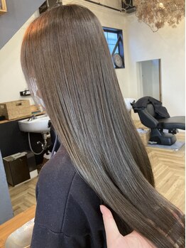 ウェルド(WELD)の写真/髪のお悩みに寄り添いながら巧みな技術で施術。指通り滑らかで、まっすぐになりすぎない自然なストレート◇