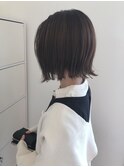 ナチュラルブラウンの軽めパッツンボブスタイル