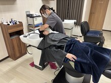 トップヘアギブバック(TOPHAIR give back)の雰囲気（開放的なシャンプー台で癒しをご提供します）