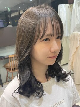 アメリ バイ アピッシュ(Amelie by apish) コテ巻き風パーマ韓国風パーマミディアムパーマ前髪パーマ