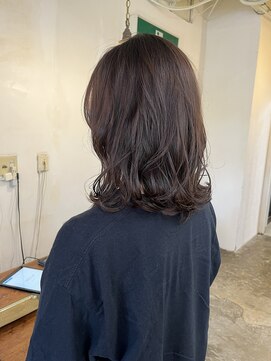 スロウ(sloe) ミディアムヘアです